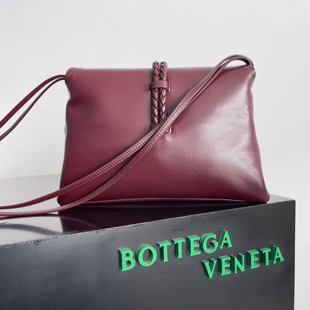 Batch 1680 Inspired by the 1970s, the Bottega Veneta women's logo shoulder bag has a smooth leather surface that brings a clean and handsome feel, just like the neatness and tenacity of a working woman. The front buckle is made of high-quality hardware pendant, the overall retro elegance, and the excellent leather feels soft. This Bottega Veneta series can be described as beautiful, weakening the complexity of the outfit, not competing for it, and only using the best quality to interpret itself. Style number: 806034 (large size) Size: 30*20*8cm